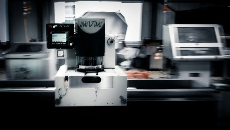 Schleifmaschine in der Werkhalle von BST Schleiftechnik